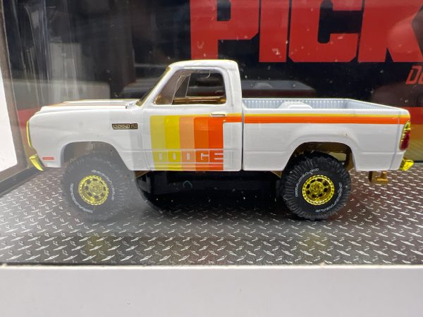 2024 M2 Machines Pick-M-Up Hauler 1979 Dodge 150 Power Wagon Pick-M-Up & 1969 Plymouth Road Runner Hemi R77 CHASE Hot on Sale