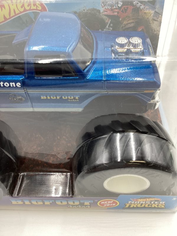 2019 Hot Wheels Monster Trucks Giant Wheels Bigfoot 4x4x4 Sale